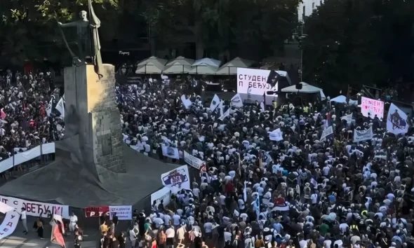 Jó ha ötezren voltak a kraljevói megmozduláson, amelyen "a szerb nemzeti romantika mentén" Koszovó volt a fő témája