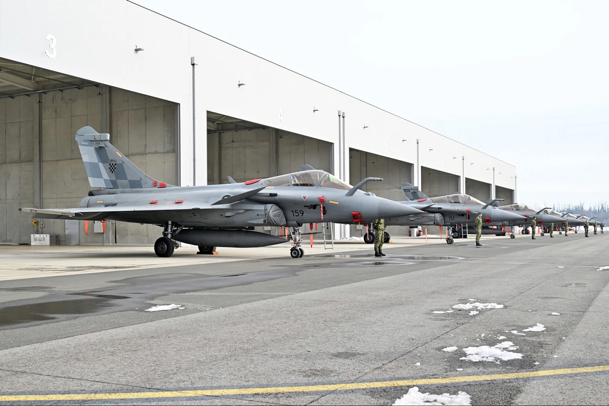 A szerb hadvezetés élénken figyeli a horvát Rafale-okat 2 A horvátok a NATO-főtitkárnak is eldicsekedtek a Rafale-lokkal. Mark Rutte horvátországi látogatása során a horvát miniszterelnök, a védelmi miniszter és a vezérkari főnök társaságában meglátogatta a Horvát Légierőt, és megnézte a szépen felsorakoztatott gépeket