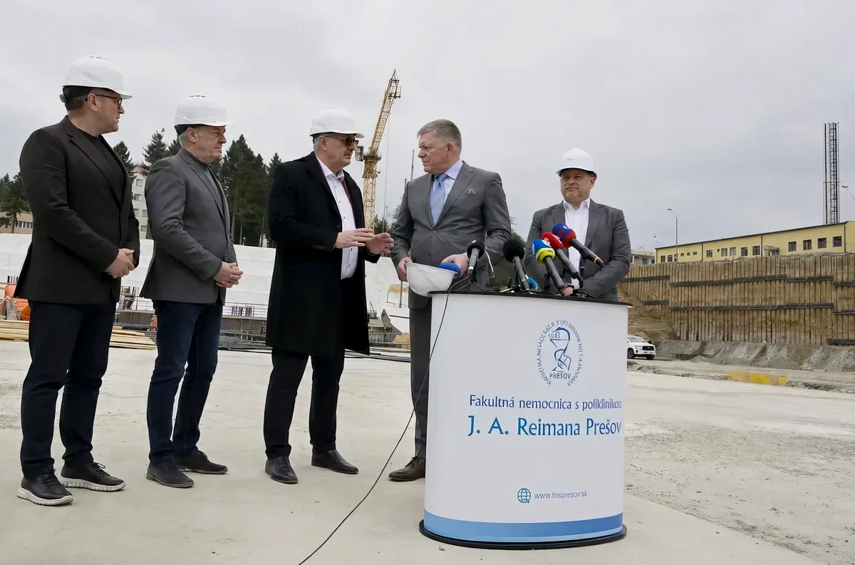 Exportált NER: Eperjesi kórház, ahol nem a beton kemény 3 Miniszterelnök úr! Higgye el, a védősisak megvédi a fejét. A kép ugyan illusztráció, viszont az valós, hogy a Financial Times kikel amiatt, hogy a (valódi) polgári kórházak finanszírozását a katonai költségvetésből fedezik. És akkor még nem is sejtették, hogy az eperjesi kórházat legalább kórházat kétszer kell megfinanszírozni részben a magyar magyar "építési stílus" miatt