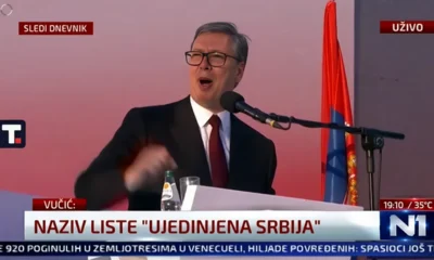 A szerb elnöknek erőszen a szemébe sütött a nap, 35 fok volt este hétkor. A felirat pedig azt jelenti, hogy a Vucic a következő választásokon (m ég) segít a Szerb Haladó Pártnak, de a nevét már leveszi a választási listáról, amely az Egyesült Szerbia nevet viseli az ő javaslatára. Persze csak akkor lesznek választások, ha tényleg lemond