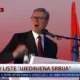 A szerb elnöknek erőszen a szemébe sütött a nap, 35 fok volt este hétkor. A felirat pedig azt jelenti, hogy a Vucic a következő választásokon (m ég) segít a Szerb Haladó Pártnak, de a nevét már leveszi a választási listáról, amely az Egyesült Szerbia nevet viseli az ő javaslatára. Persze csak akkor lesznek választások, ha tényleg lemond
