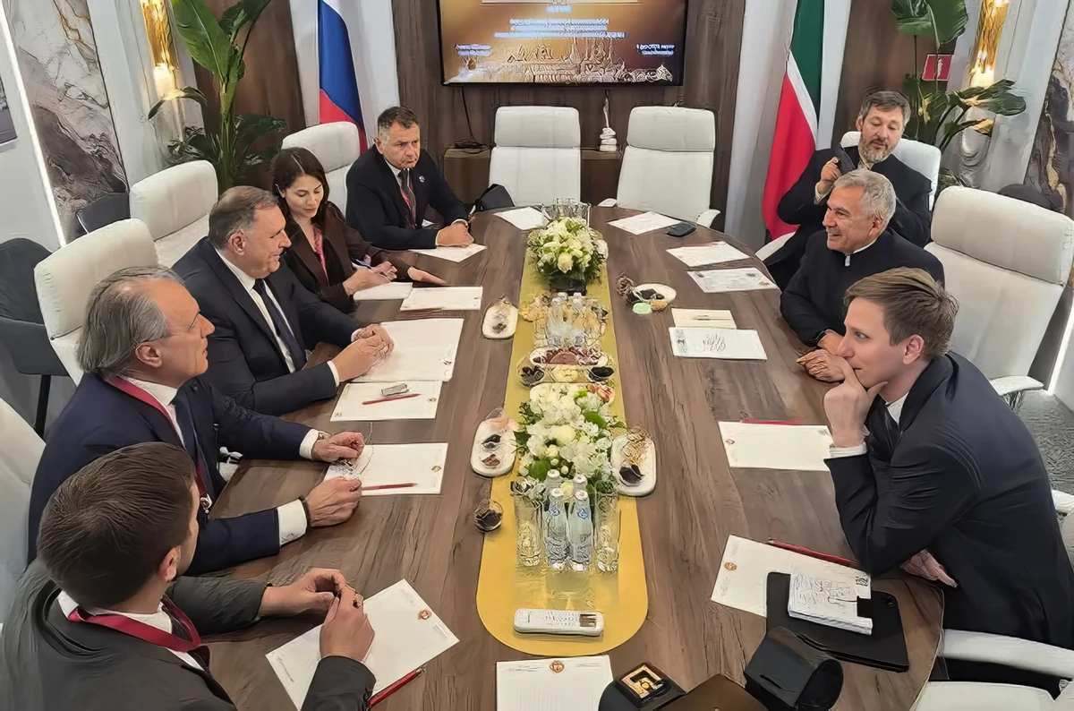 Putyint Banja Lukába várják, Dodik állandóan oroszhonban van 2 Dodik Európa helyett most éppen a tatárokkal egyezkedik. Dodik az X platformon közzétett bejegyzése alapján örült annak, hogy lehetősége nyílt megbeszélést folytatni a Tatár Köztársaság vezetőjével, Rusztaam Minnyihanovval a együttműködés erősítéséről, valamint a két ország és a két nép gazdaságai összekapcsolásáról. Reszkess, te sínylődő Európa!