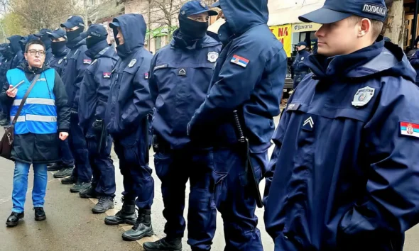 Szerbiában rendőrök védik az újságíróktól a politikusokat, Filipčev Dömötör Krisztina munkavégzés közben