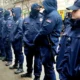 Szerbiában rendőrök védik az újságíróktól a politikusokat, Filipčev Dömötör Krisztina munkavégzés közben