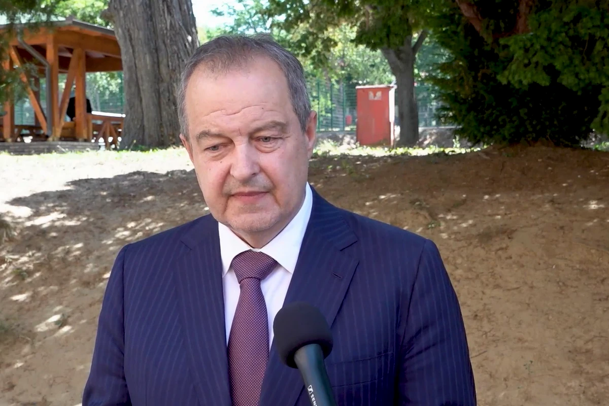 Egy szerb miniszter etnikailag megtisztította volna Koszovót 4 Ivica Dačić miniszterelnök-helyettes ma szégyenletesnek és álszentnek minősítette a Snezhana Paunović közigazgatási és önkormányzati miniszter ellen irányuló támadásokat, és hangsúlyozta, hogy azok, akik azzal vádolják őt, hogy állítólag etnikai tisztogatásra szólított fel, évek óta hallgatnak a szerbek ellen Koszovóban elkövetett etnikai tisztogatásról. Ivica Dačić nyilatkozata során alig nézett a riporterre vagy a kamerába (Forrás: Screenshot: Politika/Tanjug)