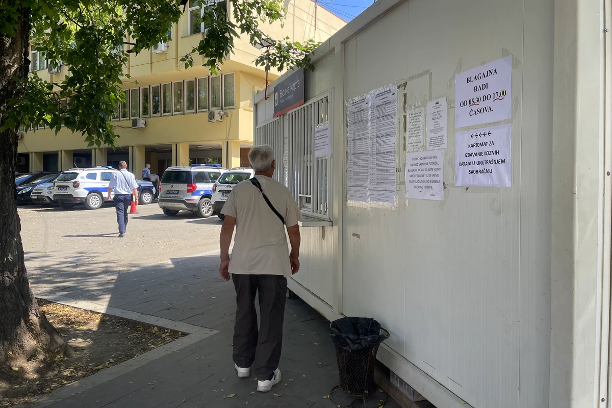 Verik szét a felújított szabadkai vasútállomást 4 Itt lehet jegyeket venni reggel fél hattól délután öt óráig, ha fúj, ha esik. Az utazók a beígért európai színvonal helyett szerbiai színvonalat kaptak
