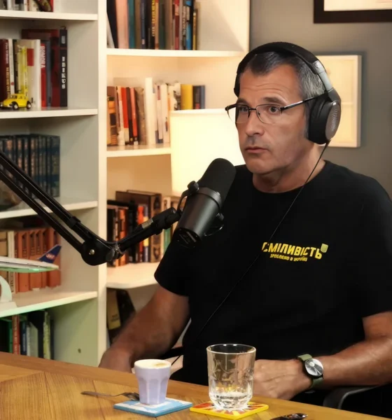 Harmincegy évvel a srebrenicai népirtás után Belgrádban még mindig kockázatos nyilvánosan emlékezni az áldozatokra, Vladimir Arsenijević szerb író esete is ezt bizonyítja, miután a hatóságok nem vizsgálják, hogy voltak-e felbújtók