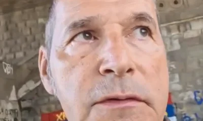 Vladimir Arsenijević az Instagramon számolt be arról, hogy megtámadták a Srebrenicárval kapcsolatban tervezett megemlékezés helyszínén a belgrádi Brankov híd alatt. A szerb író mindjkét szeme alatt ügések nyomai láthatók