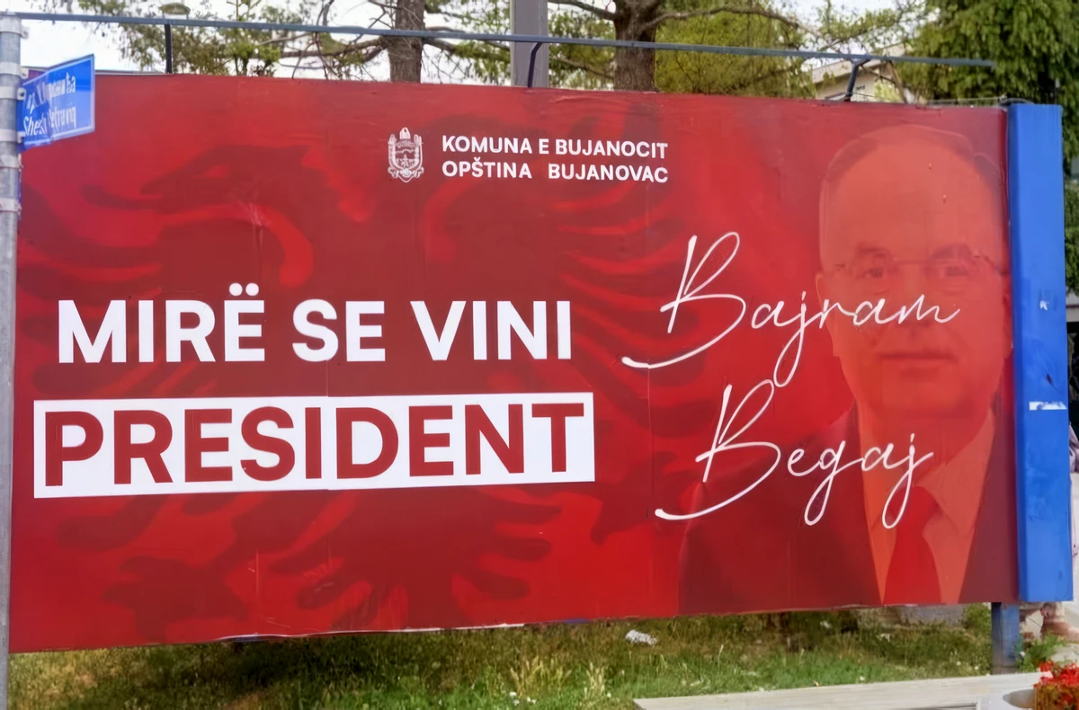 Az albán elnök a szerbiai albánoknál, kicsit inkognitóban 2 Bujanovac központjában az önkormányzat egy nagyméretű, albán nyelvű üdvözlőplakáttal fogadta Bajram Begaj albán államfőt. A „Mirë se vini President” („Üdvözöljük, Elnök úr!”) feliratú molinón az albán nemzeti szimbólumként ismert kétfejű sas motívuma is megjelent