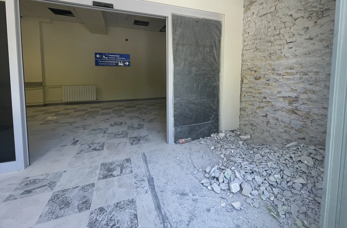 Verik szét a felújított szabadkai vasútállomást 8 A bejáratnál is leverték a vakolatot, mindenhol por ül, valószínűleg a váróteremben is, erről tanúskodnak az onnan kihordott székek