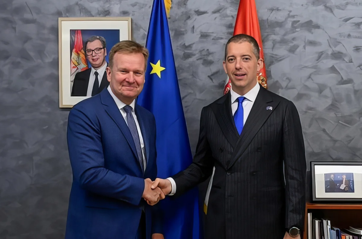 Brüsszelben járt a szerb reformnégyes, Európát ostromolja 3 Marko Đurić Brüsszelben találkozott Peter Sørensennel, a Belgrád és Pristina közötti párbeszédért felelős uniós különmegbízottal, különmegbízottjával, akivel a hivatalos mantra szerint megbeszélték a Koszovóban és Metohijában kialakult helyzetet, valamint a regionális viszonyokat. A találkozót minden bizonnyal a szerb képviseleten tartották, a falon ugyanis Aleksandar Vučić képe lóg