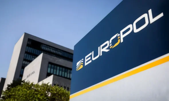 Az Europol szerint Európa legveszélyesebb bűnszervezeteinek 85 százaléka törvényes üzleti struktúrákat használ. Ebben a szürke zónában nyer a bűnözés törvényes látszatot, miután a maffia is szakosodott