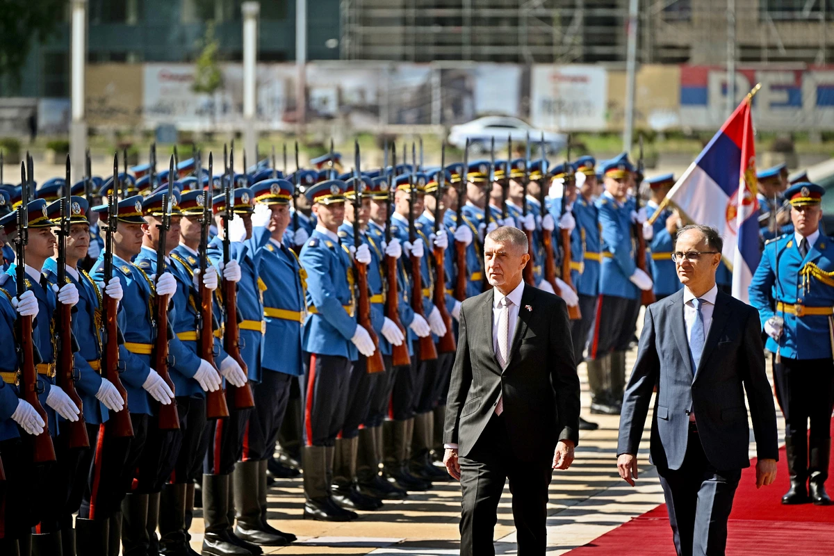 A cseh repülőgépipar komoly üzletet remél Szerbiában 2 Egy igazi és egy bábminiszterelnök elparádézik a díszszázad előtt Belgrádban