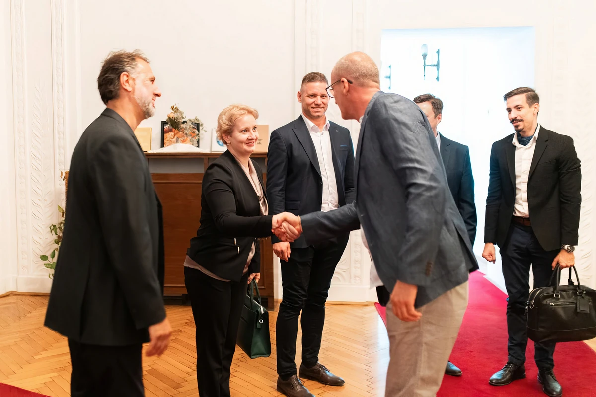 Miért nem bíznak a vajdasági magyarok a változásban? 2 Kézfogás Tarr Zoltán, társadalmi kapcsolatokért és kultúráért felelős miniszterrel