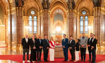 A hírekből ugyan kimaradt, de a vajdasági VMÚ delegációja találkozott a magyar koronával is nem egy kézfogás, hanem egy fotózkodás erejéig