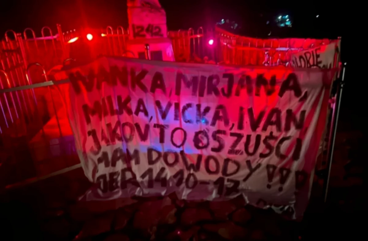 Elfogták a međugorjei kegyhelyen vandálkodó lengyel férfit 2 A lengyel férfi által hátrahagyott felirat szerint „Ivanka, Mirjana, Milka, Vicka, Ivan és Jakov csalók. Bizonyítékaim vannak!!!”. Itt látható az 1242-es felirat is (Forrás: Facebook)