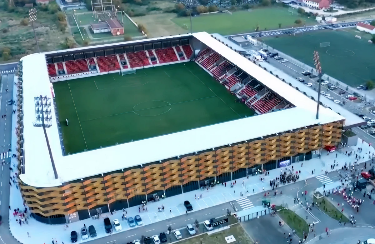 A Milenijum tim orosz mintára szállt be a szerb futballba 3 A leskováci stadion dróntávlatból. A Dubočica stadionját nem a Milenijum tim építette, hanem egy több vállalatból álló konzorcium, amelynek vezető cége az újvidéki GAT d.o.o. volt. A klub saját oldala is a GAT-ot nevezi meg kivitelezőként
