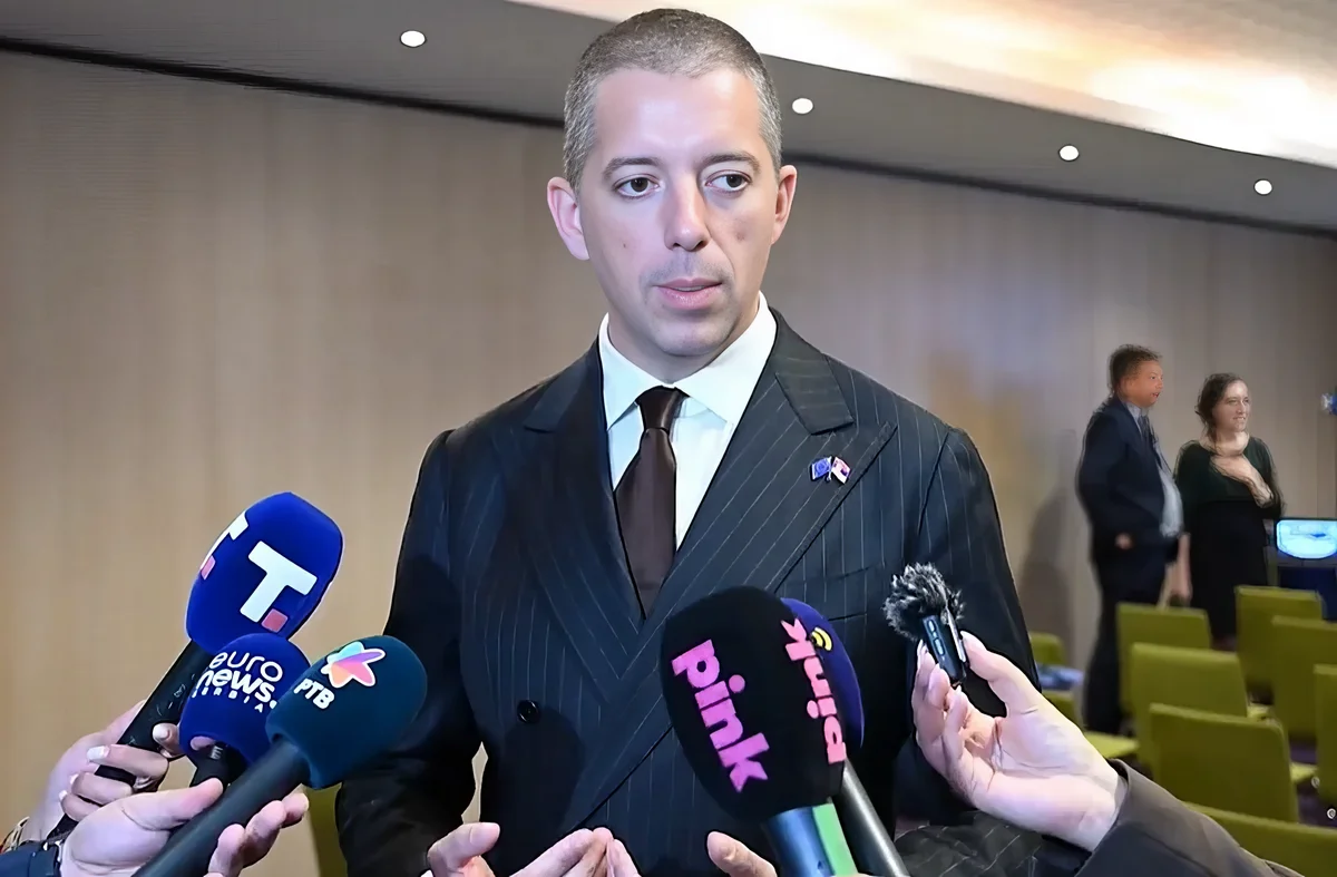 Brüsszelben járt a szerb reformnégyes, Európát ostromolja 2 A szerb külügyminiszter odaadóan nyilatkozott a kizárólag kormányközeli újságírókból összeált médiakülönítménynek. A szerb külügyminisztérium a videót feltette a YouTube-ra is, velünk együtt összesen 19-en látták