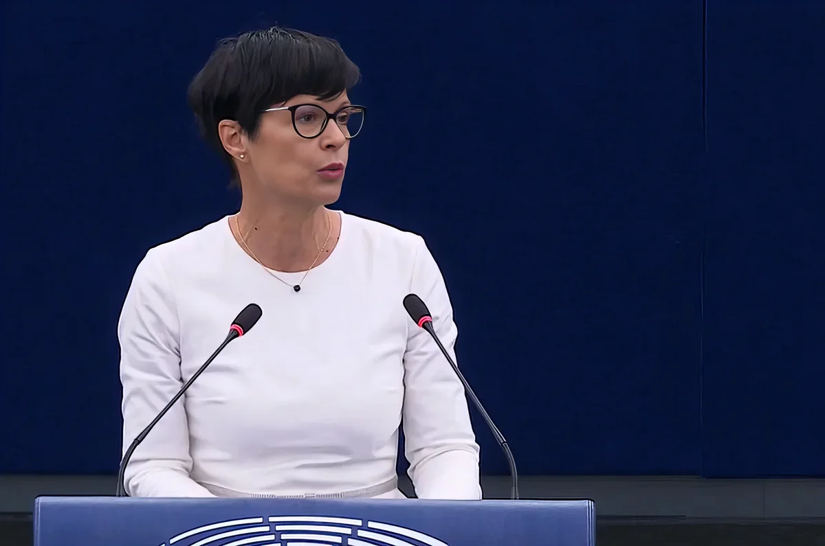 Szerbia európai útja egyre inkább körforgalomnak tűnik 5 Marta Kos bővítési biztos az Európai Parlamentben Szerbiáról folytatott vitában kijelentette, hogy az Európai Bizottság „nem szeretné, ha Szerbia lemaradna, ezért a legutóbbi pozitív fejlemények fényében a Bizottság megújította a Tanácsnak szóló ajánlásait a Szerbiával folytatott tárgyalások 3. klaszterének megnyitására vonatkozóan, függetlenül a jogállamiság és a demokrácia terén felmerülő összes probléma ellenére