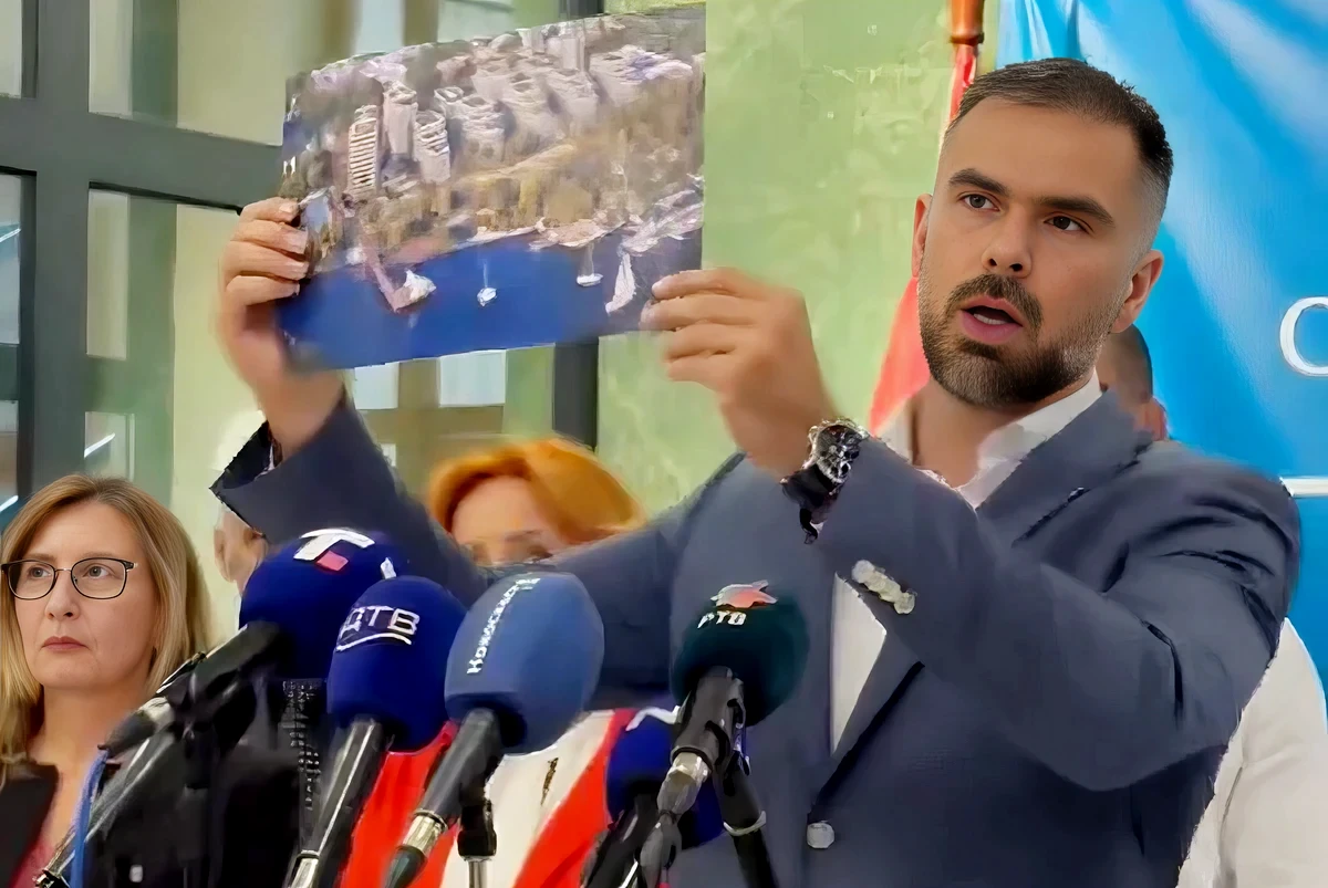 Újvidék is az építési maffia áldozatává válik? 5 Žarko Mićin újvidéki polgármester boldogan mutatja, hogy milyen lesz az Újvidék a vízen, amikor majd elkészül. Szerinte több mint két hektárnyi zöldterületet alakítanak át parkká, ezért az ellenzék kritikái megalapozatlanok, és azok is ide akarnak majd költözni, akik most tiltakoznak ellene