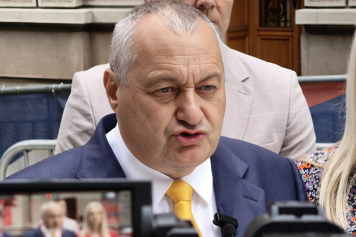 Párton kívüli elnökjelöltet keres a szerb ellenzék is? 6 A magyarországi politikai tapasztalatokról szóló beszélgetés során Srđan Milivojević kiemelte, hogy mindenekelőtt azt kell megérteni: hogyan sikerült a polgároknak legyőzniük az autokratikus uralmat. Szerinte a kulcs a kulcs a legerősebb politikai szereplő támogatása volt, „mert ez volt az egyetlen út a győzelemhez”