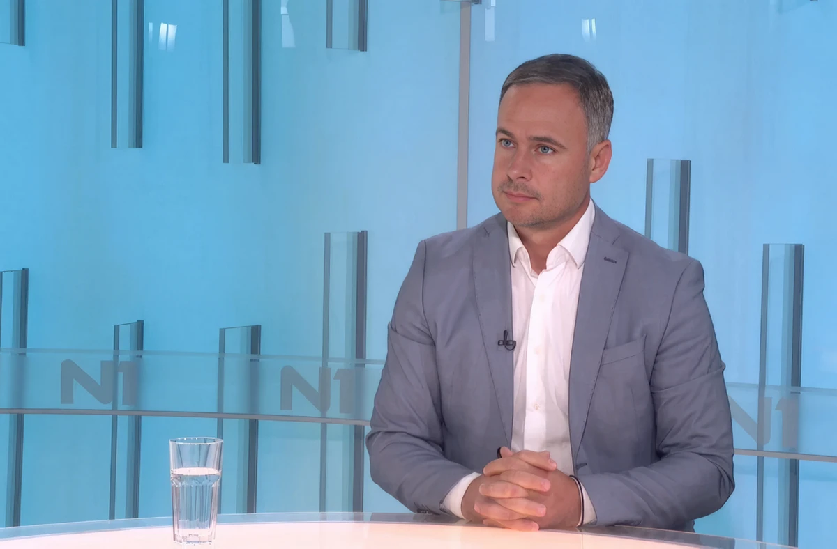 Az albán elnök a szerbiai albánoknál, kicsit inkognitóban 4 A Szerb Népi Mozgalom (NPS) elnöke, Miroslav Aleksić felvetette a kérdést, hogy a szerb rezsimhű média miért nem számolt be arról, hogy Bajram Begaj albán elnök Bujanovacba és Preševóba látogatott (Forrás: N1)