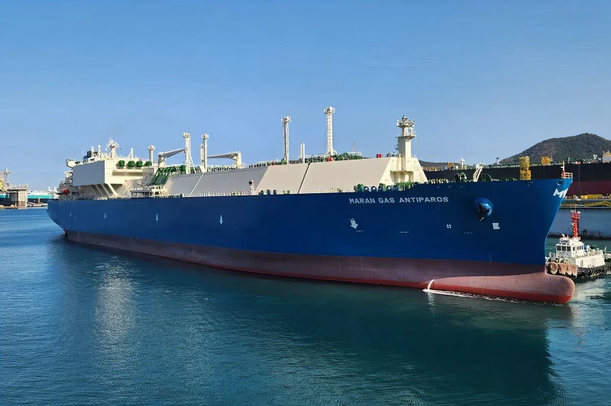 Szerbia oroszról amerikaira cserélheti az energiafüggőséget 3 Alig néhány nappal ezelőtt indult újra az alexandroupoliszi LNG-terminál, amely három hónapos karbantartás után ismét fogad amerikai LNG-t. Az első júliusi szállítmányt a Shell biztosította, amerikai exportterminálról érkezett, és a Bulgargaz számára szállított cseppfolyós gázt. Ez ugyanaz az útvonal, amelyet Szerbia is használni szeretne a jövőben. A képen a görög zászló alatt közlekedő Maran Gas Pericles LNG-hajó amely a louisianai Sabine Passban rakodott be, majd 2026 márciusában a görögországi Revithoussa terminálon rakta ki a szállítmányt. A gázt a DEPA Commercial importálta részben Közép- és Kelet-európai fogyasztók számára