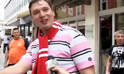 Aleksandar Vučić az előtérben, mögötte fekete pólóban Slaviša Kokeza a 2010-es Slovan-Crvena Zvezda meccs előtt, mindketten Zvezda-szurkolóként szocializálódtak, lettek volna labdarugók