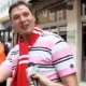 Aleksandar Vučić az előtérben, mögötte fekete pólóban Slaviša Kokeza a 2010-es Slovan-Crvena Zvezda meccs előtt, mindketten Zvezda-szurkolóként szocializálódtak, lettek volna labdarugók