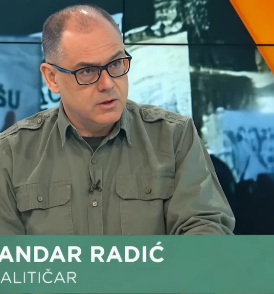 Aleksandar Radić katonai egyenruhához hasonlítható ingben a Nova S televízióban az események másnapján. Az ellenzéki csatorna műsorában arról beszélt, hogy a szerb hatóságok valószínűleg olyan fegyvert vetettek be a a tüntetők ellen, amely "infrahangot" bocsát ki, ennek még a cikkben lesz jelentősége