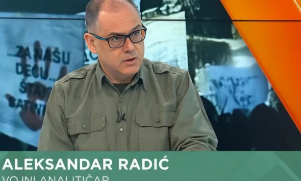 Aleksandar Radić katonai egyenruhához hasonlítható ingben a Nova S televízióban az események másnapján. Az ellenzéki csatorna műsorában arról beszélt, hogy a szerb hatóságok valószínűleg olyan fegyvert vetettek be a a tüntetők ellen, amely "infrahangot" bocsát ki, ennek még a cikkben lesz jelentősége
