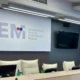 Már régóta megüresedtek a helyek a REM-ben, a szerb vezetésnek hirtelen sürgős lett a feltöltésük, mert elúszhat rajta az uniós támogatás, ezért most kisebbségi tag nélkül alakulhat meg a médiatestület