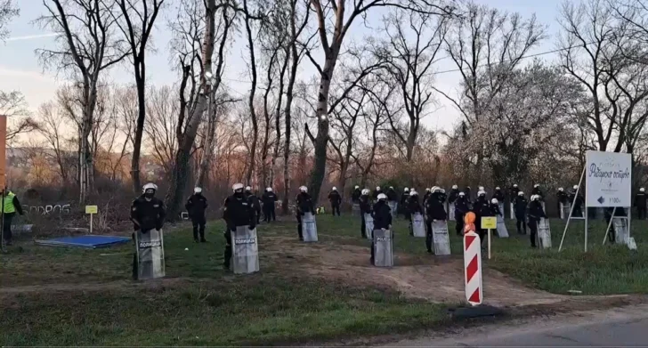 Újvidék is az építési maffia áldozatává válik? 4 A Horgászsziget négy évvel később 2023 márciusában, amikor a fákat rendőri biztosítással vágták ki (Forrás: X platform)