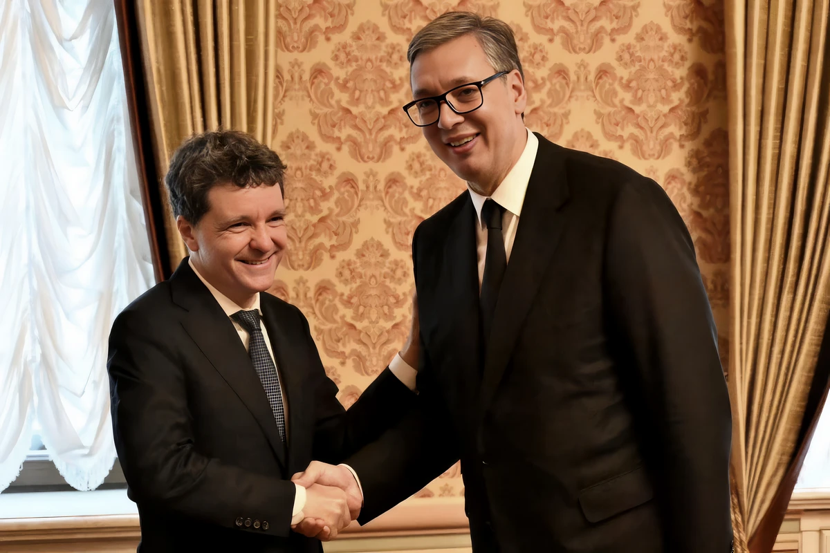 Szerbia oroszról amerikaira cserélheti az energiafüggőséget 5 Aleksandar Vučić szerb elnök az ötödik Ukrajna–Délkelet-Európa csúcstalálkozó keretében találkozott Nicușor Dan román elnökkel, akivel megbeszélte az Európai Unió forrásainak támogatásával megvalósuló vasúti és közúti összeköttetések fejlesztését (Temesvár felé), valamint a Đerdap-3 projektet, amely jelentős lehetőséget kínál a Szerbia és Románia közötti együttműködés további erősítésére. További közhelyek elhagyva (Forrás: szerb elnöki Instagram)
