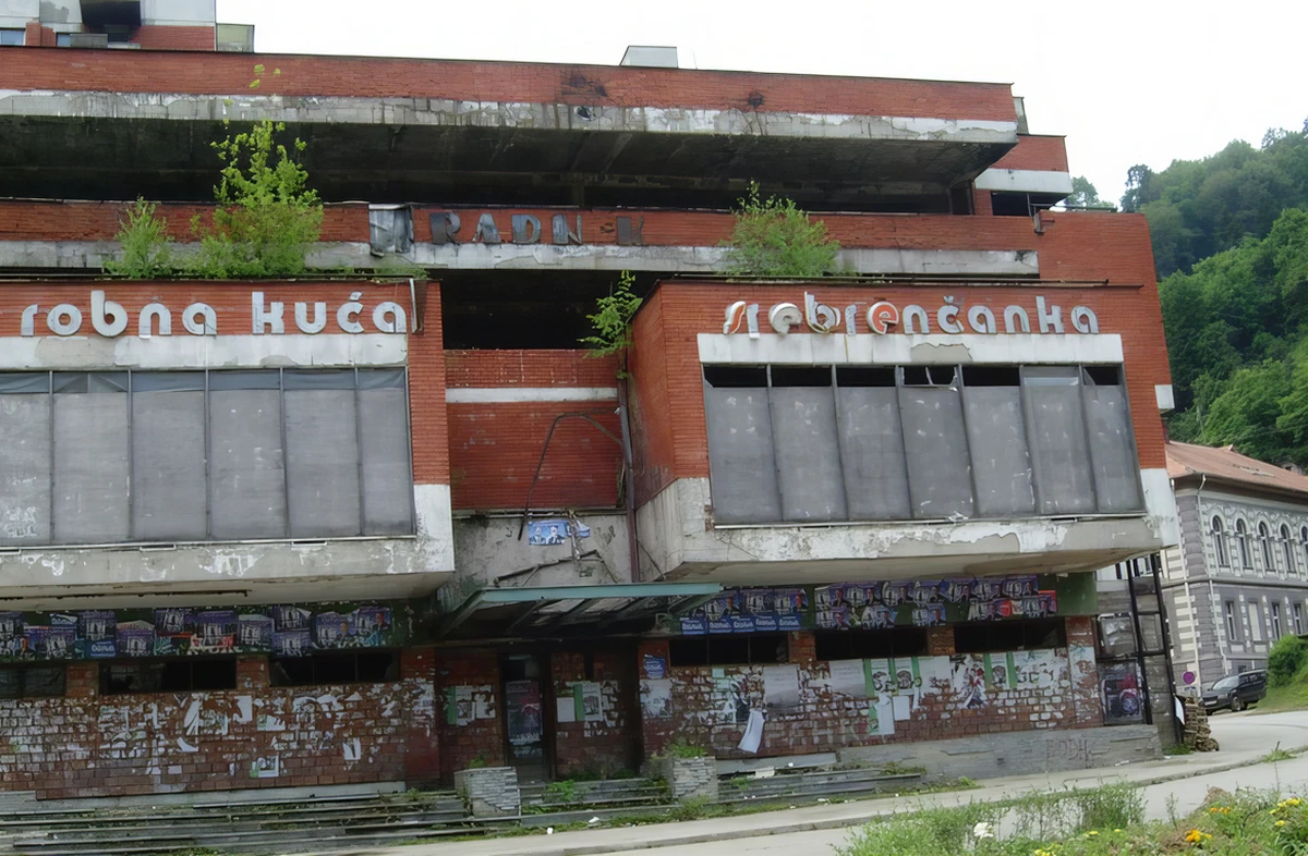 Mladićot ünnepelte a szabadkai polgármester, a VMSZ hallgat 2 Beazonosítottuk a helyszínt, Ratko Mladić valóban a srebrenicai áruház elől tette a "nagy felajánlást"