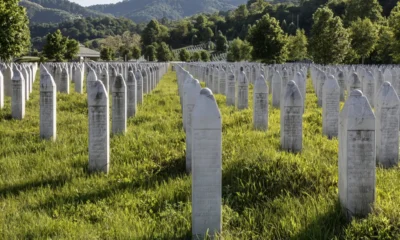 A srebrenicai (potočari) fehér sírkövek továbbra is arra figyelmeztetnek a nacionalizmus és a közöny milyen következményekkel járhat, ha a világ nem reagál időben