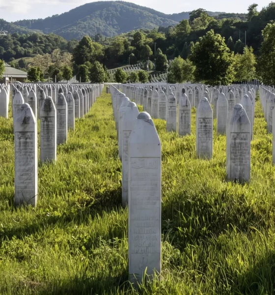 A srebrenicai (potočari) fehér sírkövek továbbra is arra figyelmeztetnek a nacionalizmus és a közöny milyen következményekkel járhat, ha a világ nem reagál időben