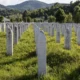 A srebrenicai (potočari) fehér sírkövek továbbra is arra figyelmeztetnek a nacionalizmus és a közöny milyen következményekkel járhat, ha a világ nem reagál időben