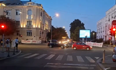 A transzparensek mindennapossá váltak Belgrádban az útkereszteződésekb en, a "diákok győznek" (Studenti pobeđuju) felirattal