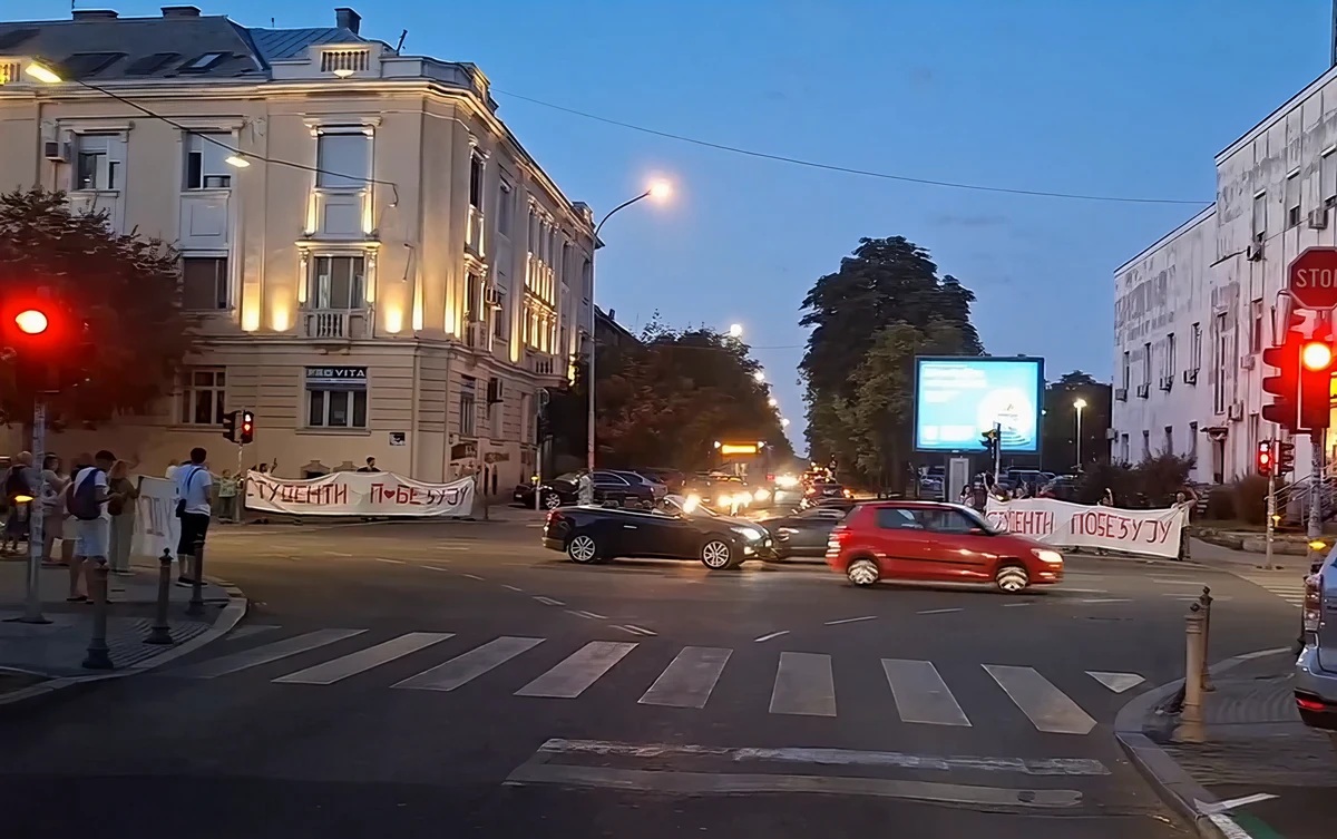 A transzparensek mindennapossá váltak Belgrádban az útkereszteződésekb en, a "diákok győznek" (Studenti pobeđuju) felirattal