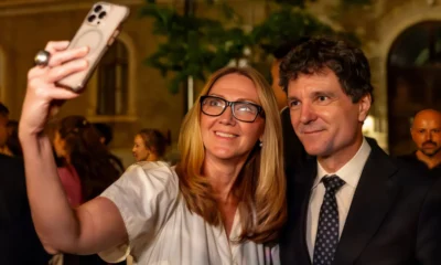 A román elnöki fotósnak sok dolga lehet, ha mindenkit le kell kapnia, aki szelfiskedik az államfővel. Nicușor Dan Facebook-oldala tele van ilyen, és ehhez hasonló képekkel. A politikai életben viszont egyre kevésbé népszerű, miután túlzottan belegázolt a belpolitikába