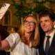 A román elnöki fotósnak sok dolga lehet, ha mindenkit le kell kapnia, aki szelfiskedik az államfővel. Nicușor Dan Facebook-oldala tele van ilyen, és ehhez hasonló képekkel. A politikai életben viszont egyre kevésbé népszerű, miután túlzottan belegázolt a belpolitikába