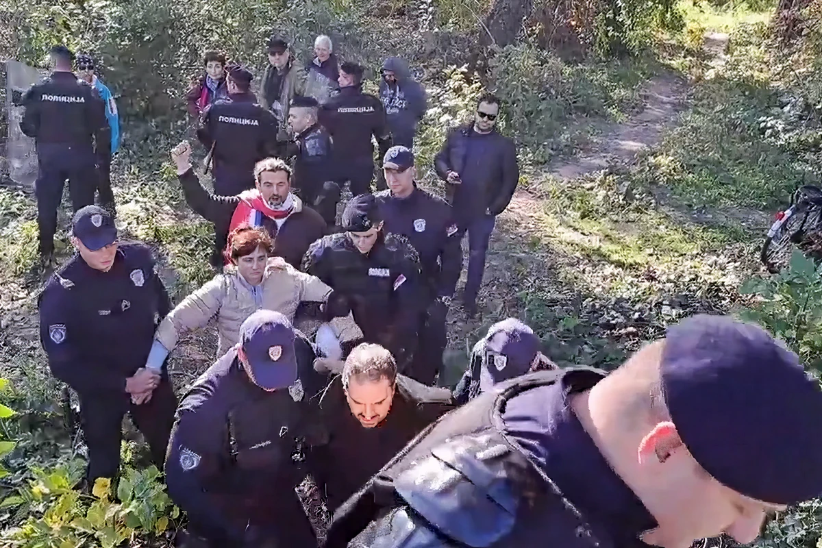 Újvidék is az építési maffia áldozatává válik? 2 A szerb rendőrök 2022 októberében elhurcolták a Sodrosról az Újvidék a vízen elnevezésű projekt ellen tüntetőket (Forrás: X platform, Screenshot)