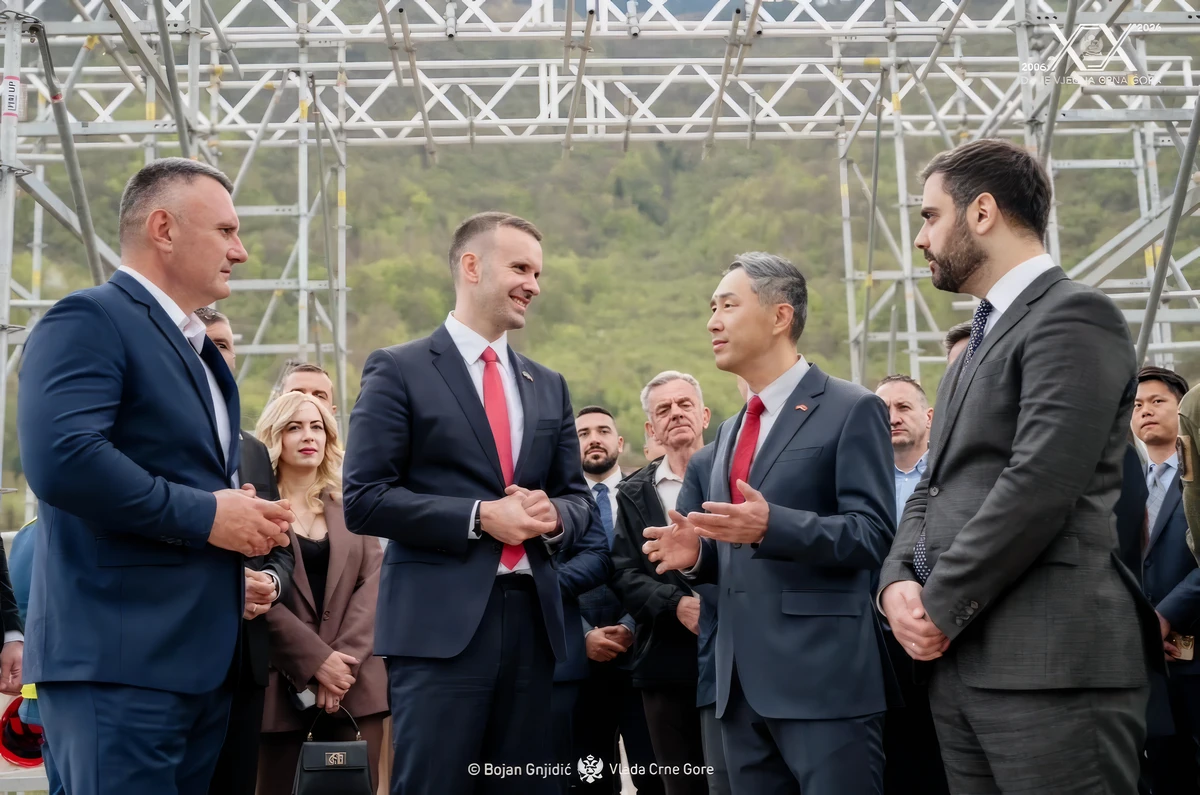 Szegény montenegrói turizmus, minden ellene dolgozik 5 Montenegróban nemcsak egy híd átadását, hanem a lezárását is megünneplik. Milojko Spajićminiszterelnök április közepén népes csődület előtt jelentette be a munkálatok megkezdését, a hidat itt is a kínaiak építik