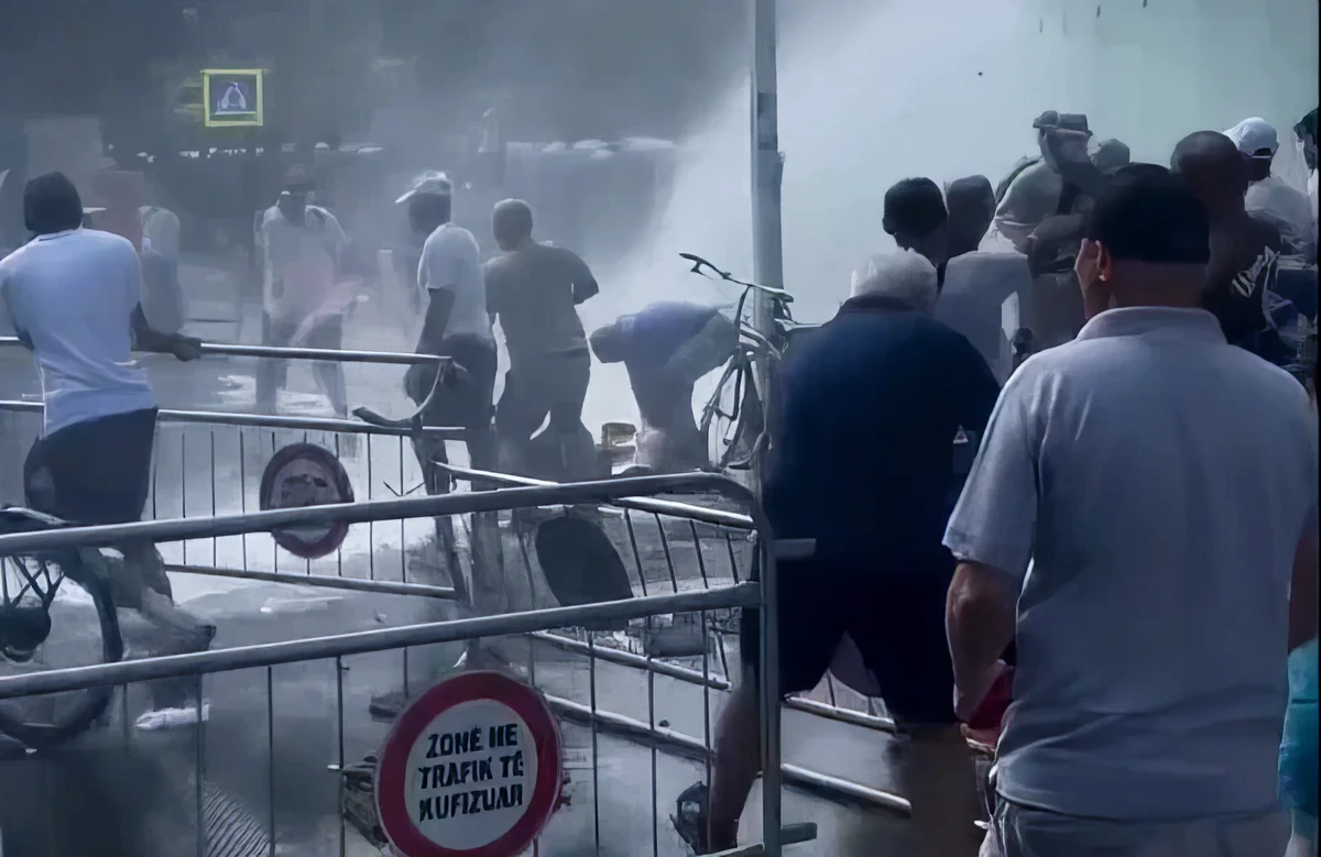 Flamingó-forradalom: Heves összecsapások törtek ki az albán parlament előtt. A rendőrség vízágyúval és könnygázzal reagált arra, hogy a tüntetők tojásokat dobáltak a parlamenti képviselők autójára