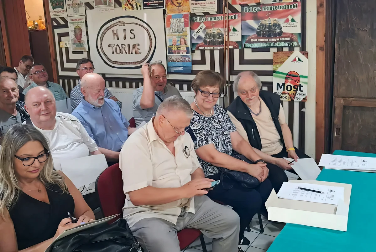 Miért nem bíznak a vajdasági magyarok a változásban? 3 A képen a kiöregedő VMDK, az első sorban a szélen Tari István kiöregedő költő és kiöregedő politikus, a VMDK alelnöke