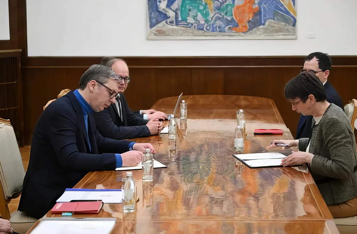 Aleksandar Vučić szerb elnök és Anke Konrad német nagykövet 2025. január 30-án írta alá a sváb származású Jörg Heeskens megbízatásának meghosszabbítására vonatkozó szerződést. Vučić akkor kijelentette: nagyon büszke arra, amit Jörg Hessekens tett Szerbiáért a külföldi tőke Szerbiába történő irányításáért, ami miatt szerencsének érzi magát.