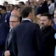Aleksandar Vučić a diadalív árnyékában felállított állami VIP lelátó első sorában, Volodimir Zelenszkij ukrán elnökkel fogja közre a brit miniszterelnököt