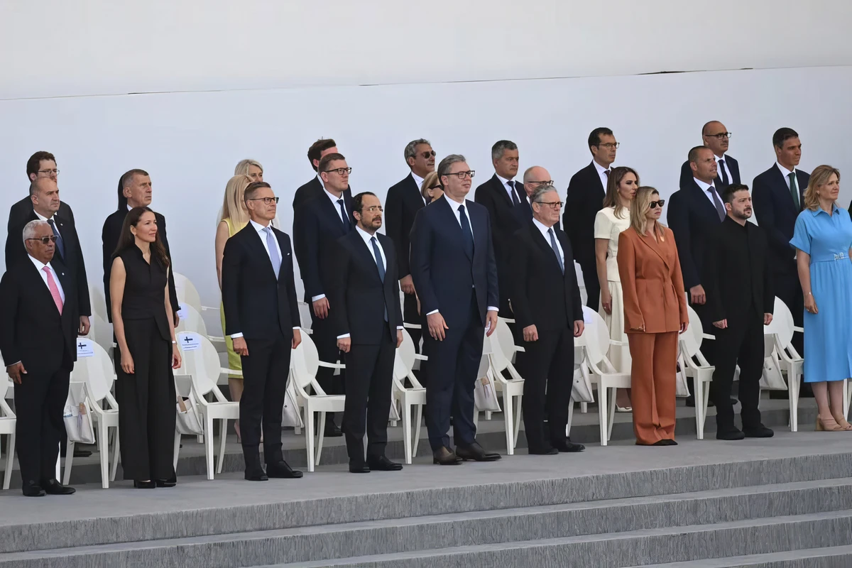 Hajlandóak a diadalív árnyékában orosz hússaláta nélkül 2 Ugyanaz, mint a kezdőkép, csak más szögből. A szerb elnök teleszórta az Instagramját a párizsi képekkel