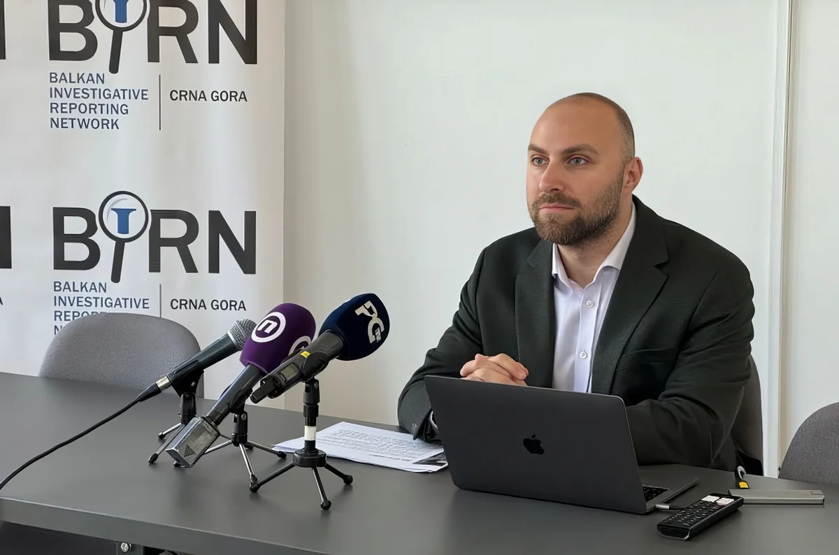 Belgrád reciprok lépése, az Informert védi a szerb rezsim 3 Vuk Maraš úgy véli, hogy a szerbiai viszontintézkedést azzal érdemelte ki, hogy a montenegrói médiában nyilvánosan bírálatokat fogalmazott meg a szerbiai sajtószabadsággal kapcsolatban., amely mögött mögött 100 százalékig kiáll